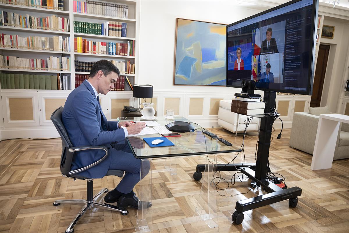 4/05/2020. Sánchez participa en la reunión de la Conferencia de Donantes de la UE. El presidente del Gobierno, Pedro Sánchez, durante su par...