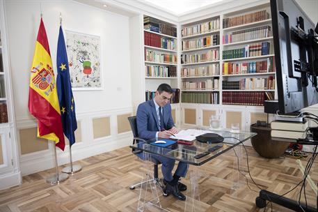4/05/2020. Sánchez participa en la reunión de la Conferencia de Donantes de la UE. El presidente del Gobierno, Pedro Sánchez, durante su par...