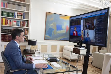 4/05/2020. Sánchez participa en la reunión de la Conferencia de Donantes de la UE. El presidente del Gobierno, Pedro Sánchez, durante su par...