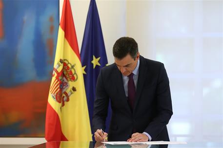 4/08/2020. Sánchez preside la firma del acuerdo entre Gobierno y FEMP. El presidente del Gobierno, Pedro Sánchez, firmando el acuerdo entre ...