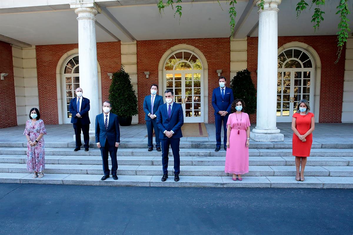 4/08/2020. Sánchez preside la firma del acuerdo entre Gobierno y FEMP. Foto de familia de la firma del acuerdo presidido por el presidente d...