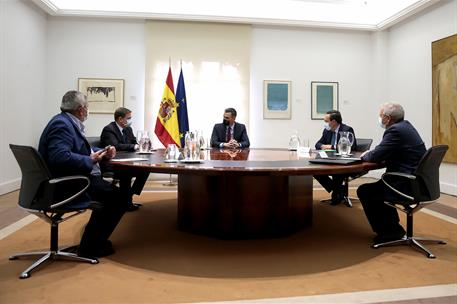 4/11/2020. Sánchez se reúne con representantes de organizaciones profesionales agrarias. El presidente del Gobierno, Pedro Sánchez, charla c...