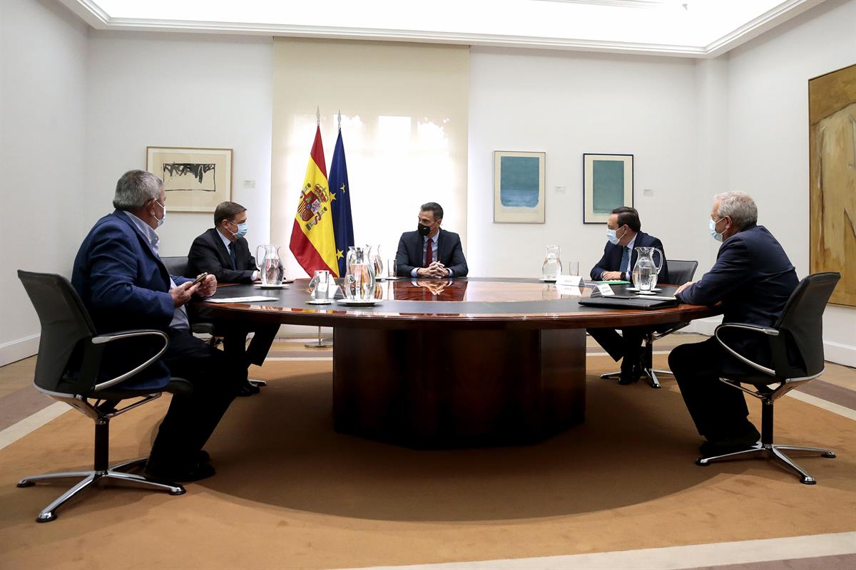 4/11/2020. Sánchez se reúne con representantes de organizaciones profesionales agrarias. El presidente del Gobierno, Pedro Sánchez, charla c...