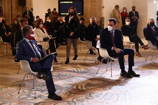 El presidente del Gobierno, Pedro Sánchez, y el presidente de Cantabria, Miguel Ángel Revilla, durante el acto