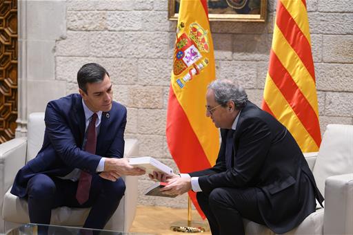 Pedro Sánchez y Joaquim Torra intercambian libros durante la reunión que han mantenido en la Generalitat