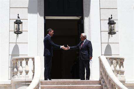 6/07/2020. Pedro Sánchez se reúne con Antònio Costa en Portugal. El presidente del Gobierno, Pedro Sánchez, saluda al primer ministro de la ...