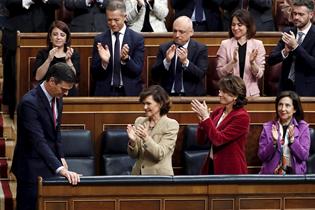 Pedro Sánchez, aplaudido por su grupo parlamentario en la tercera jornada de la sesión de investidura