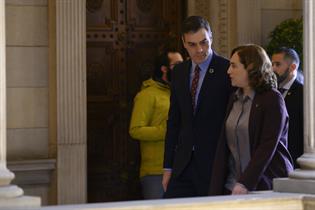 Pedro Sánchez junto a Ada Colau en el Ayuntamiento de Barcelona