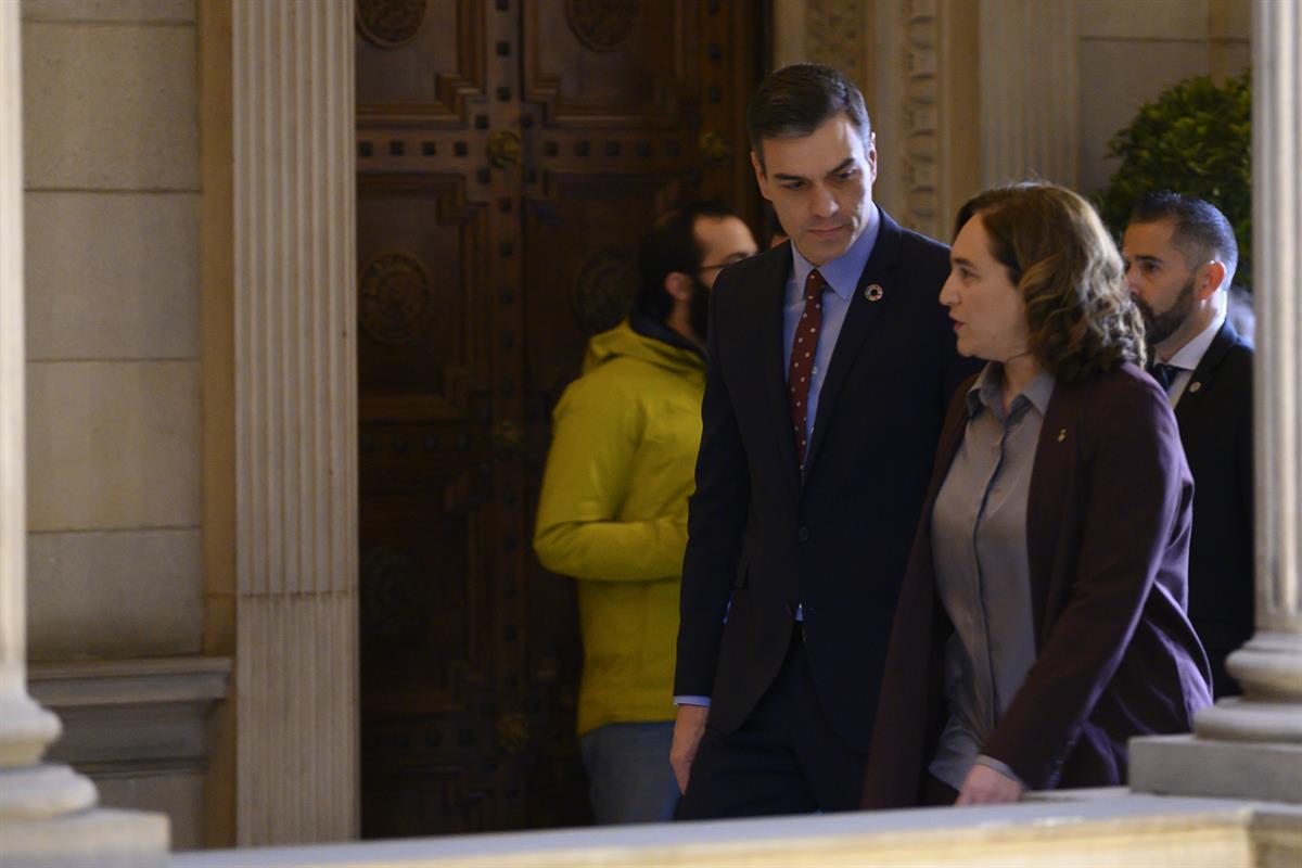 7/02/2020. Pedro Sánchez se reúne con la alcaldesa de Barcelona, Ada Colau. El presidente del Gobierno, Pedro Sánchez, acompañado de la alca...