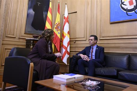 7/02/2020. Pedro Sánchez se reúne con la alcaldesa de Barcelona, Ada Colau. El presidente del Gobierno, Pedro Sánchez, charla con la alcalde...