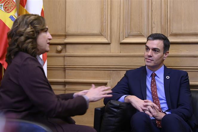 7/02/2020. Pedro Sánchez se reúne con la alcaldesa de Barcelona, Ada Colau. El presidente del Gobierno, Pedro Sánchez, charla con la alcalde...