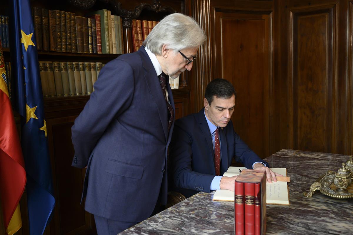 7/02/2020. Sánchez se reúne con el presidente de Foment del Treball Nacional. El presidente del Gobierno, Pedro Sánchez, firma en el Libro d...