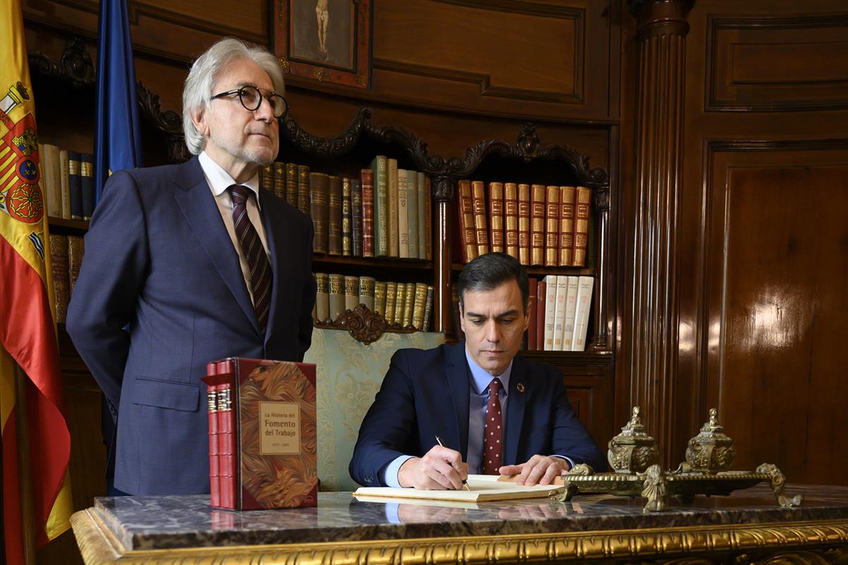 7/02/2020. Sánchez se reúne con el presidente de Foment del Treball Nacional. El presidente del Gobierno, Pedro Sánchez, firma en el Libro d...