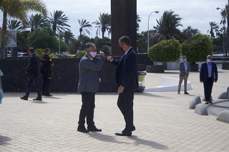 7/08/2020. Pedro Sánchez visita el Cabildo Insular de Lanzarote, en Canarias. El presidente del Gobierno, Pedro Sánchez, saluda al president...