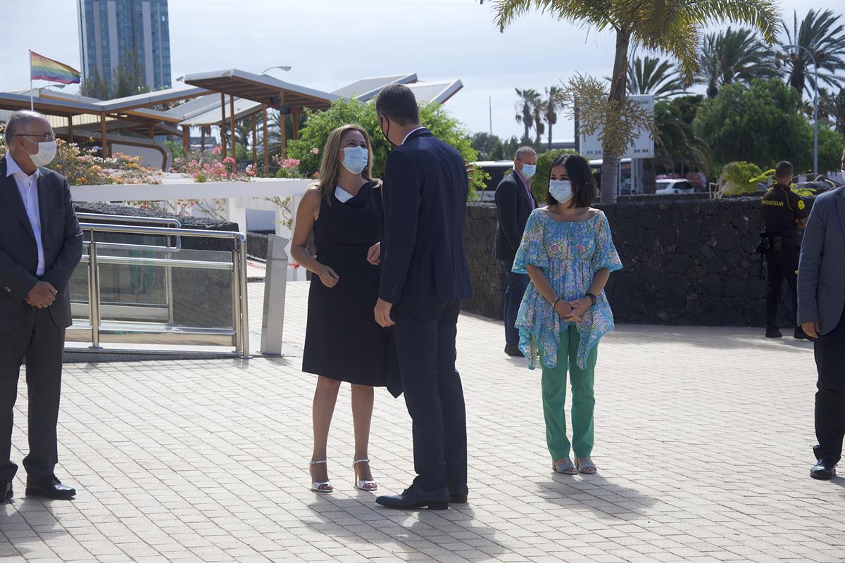 7/08/2020. Pedro Sánchez visita el Cabildo Insular de Lanzarote, en Canarias. El presidente del Gobierno, Pedro Sánchez, conversa con la pre...