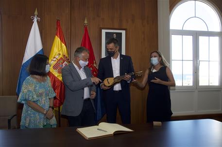 7/08/2020. Pedro Sánchez visita el Cabildo Insular de Lanzarote, en Canarias. El presidente del Gobierno, Pedro Sánchez, que sostiene un tim...