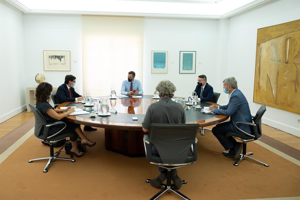 7/09/2020. Pedro Sánchez preside la reunión de la Comisión de Seguimiento del Coronavirus. El presidente del Gobierno, Pedro Sánchez, y el m...