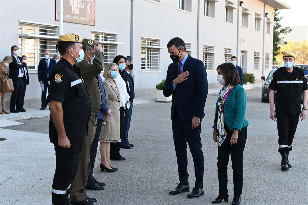 7/10/2020. Pedro Sánchez visita la UME. El presidente del Gobierno, Pedro Sánchez y la ministra de Defensa, Margarita Robles, durante su vis...