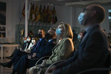 7/10/2020. Pedro Sánchez visita la UME. El presidente del Gobierno, Pedro Sánchez y la ministra de Defensa, Margarita Robles, durante su vis...