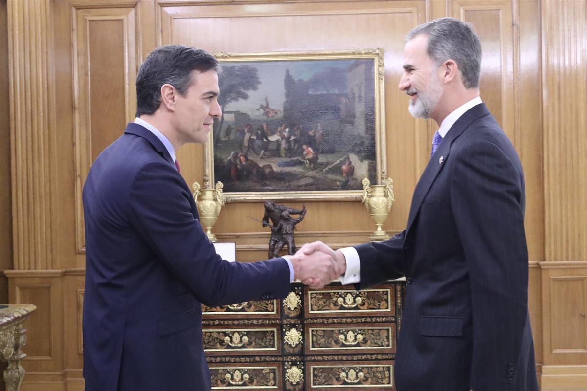 8/01/2020. Pedro Sánchez promete ante el rey su cargo como presidente del Gobierno. Pedro Sánchez saluda al rey Felipe VI, tras prometer su ...