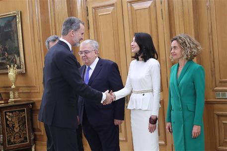 8/01/2020. Pedro Sánchez promete ante el rey su cargo como presidente del Gobierno. El rey Felipe VI saluda a la presidenta del Senado, Pila...
