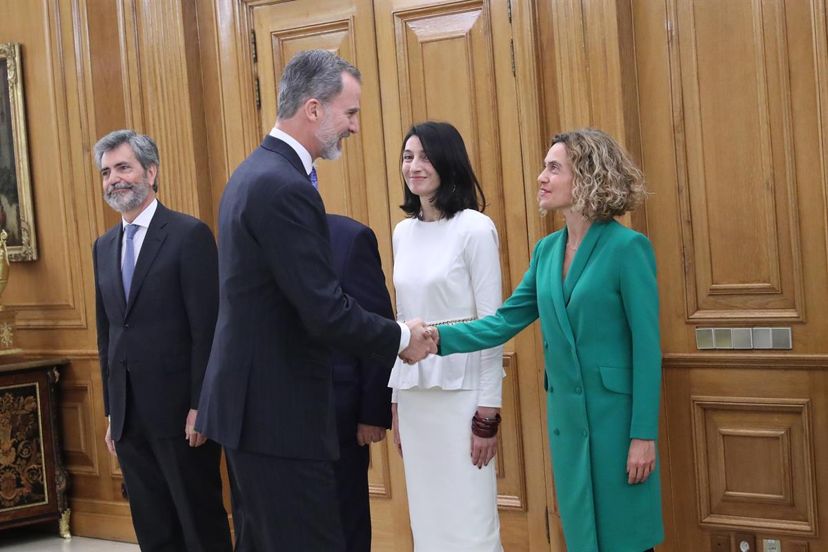 8/01/2020. Pedro Sánchez promete ante el rey su cargo como presidente del Gobierno. El rey Felipe VI saluda a la presidenta del Congreso de ...