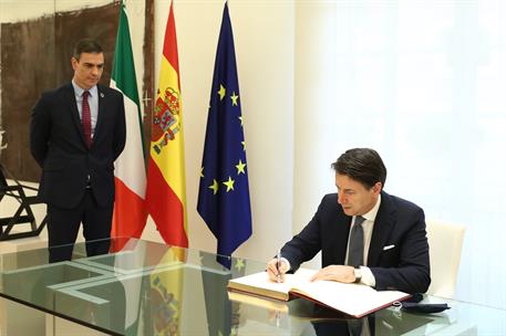 8/07/2020. El presidente del Gobierno recibe al primer ministro de la República Italiana. El primer ministro italiano, Giuseppe Conte, firma...