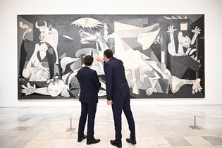Sánchez y Conte contemplan el 'Guernica' durante su visita al Museo Nacional Centro de Arte Reina Sofía