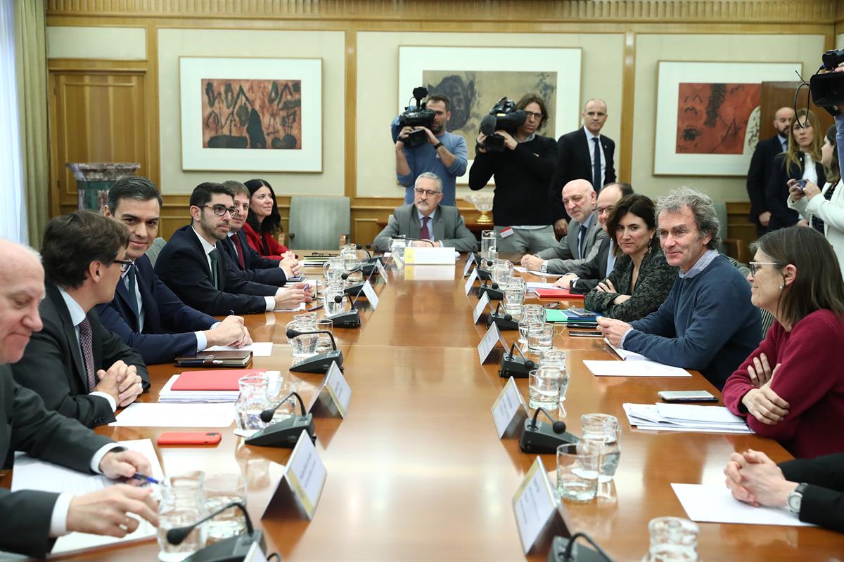 9/03/2020. Reunión de seguimiento del coronavirus. El presidente del Gobierno, Pedro Sánchez, junto al ministro de Sanidad, Salvador Illa, d...