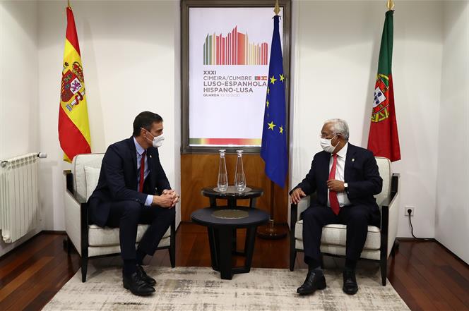10/10/2020. Cumbre Hispano-Portuguesa. El presidente del Gobierno, Pedro Sánchez, conversa con el primer ministro portugués, António Costa, ...