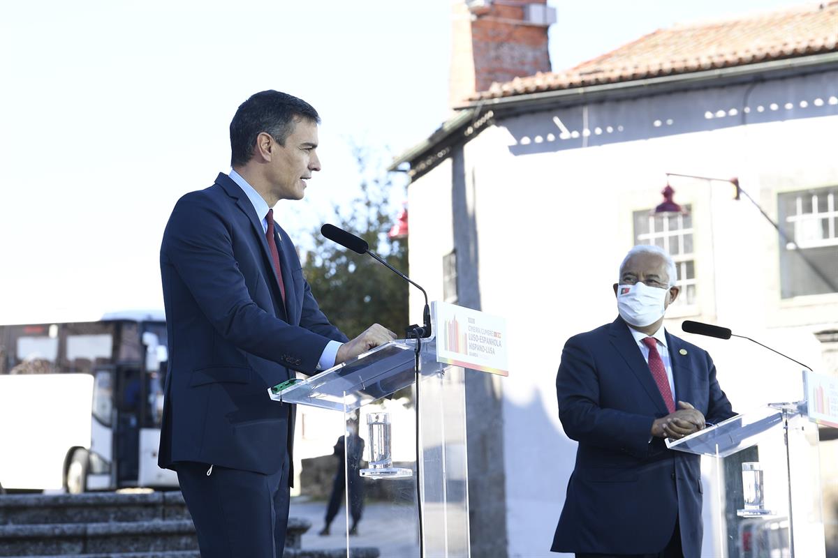 10/10/2020. Cumbre Hispano-Portuguesa. El presidente del Gobierno, Pedro Sánchez, y el primer ministro de Portugal, António Costas, durante ...