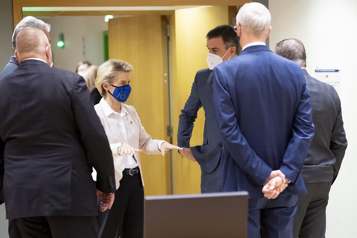 10/12/2020. Sánchez participa en la reunión del Consejo Europeo. El presidente del Gobierno, Pedro Sánchez, conversa con la presidenta de la...