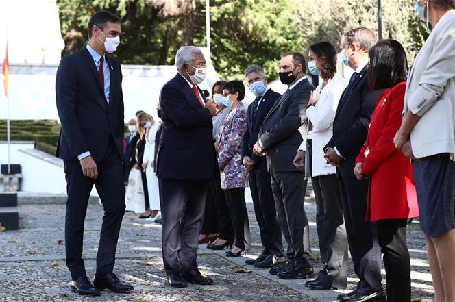 10/10/2020. Cumbre Hispano-Portuguesa. El presidente del Gobierno, Pedro Sánchez, y el primer ministro portugués, António Costa, saludan a l...