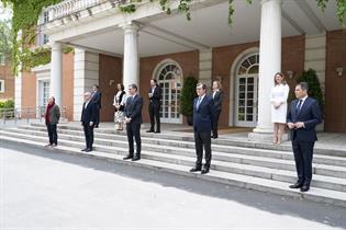 El presidente Pedro Sánchez, miembros del Gobierno y agentes sociales, en las escalinatas del edificio del Consejo de Ministros