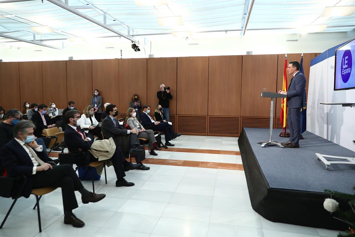 11/12/2020. Sánchez participa en la reunión del Consejo Europeo. El presidente del Gobierno, Pedro Sánchez, comparece ante los medios de com...
