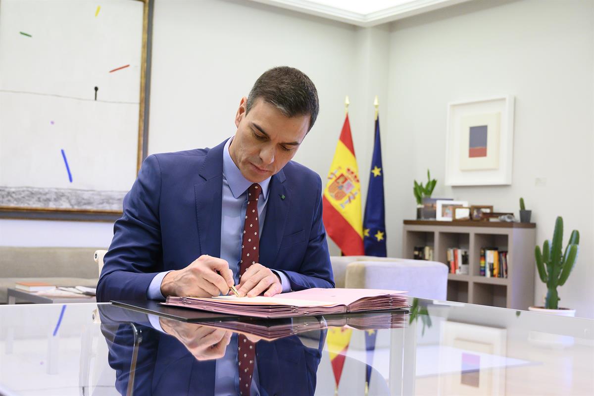 12/01/2020. Sánchez firma los decretos de los nombramientos de su Gobierno. El presidente del Gobierno, Pedro Sánchez, firmando los decretos...