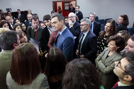 12/01/2020. Sánchez detalla la composición del nuevo Gobierno. El presidente del Gobierno, Pedro Sánchez, charla con los medios de comunicac...