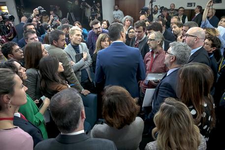 12/01/2020. Sánchez detalla la composición del nuevo Gobierno. El presidente del Gobierno, Pedro Sánchez, charla con los medios de comunicac...