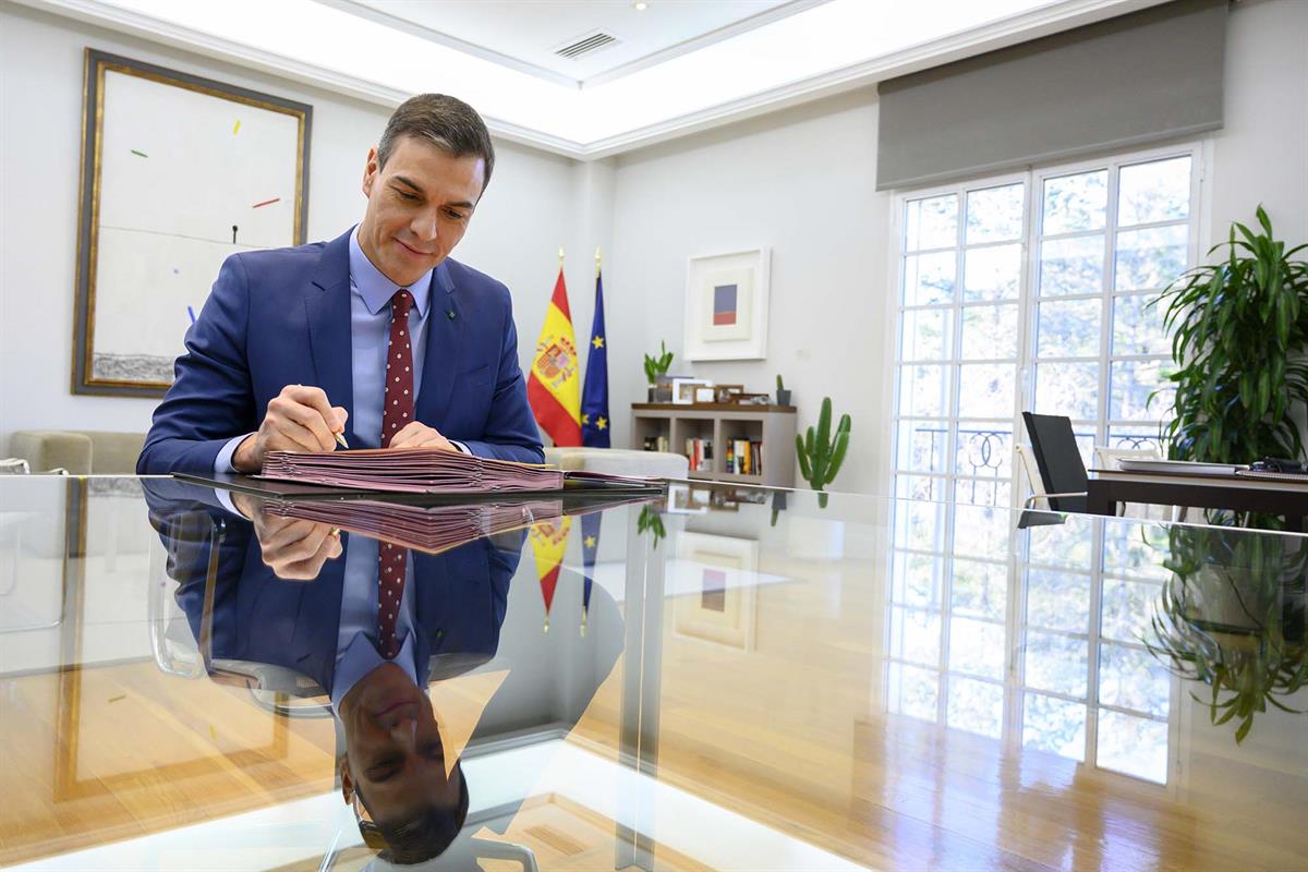 12/01/2020. Sánchez firma los decretos de los nombramientos de su Gobierno. El presidente del Gobierno, Pedro Sánchez, firmando los decretos...