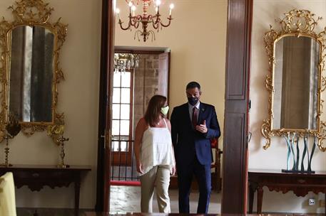 12/08/2020. Pedro Sánchez se reúne con Francina Armengol. El presidente del Gobierno, Pedro Sánchez, conversa con la residenta del Govern Il...