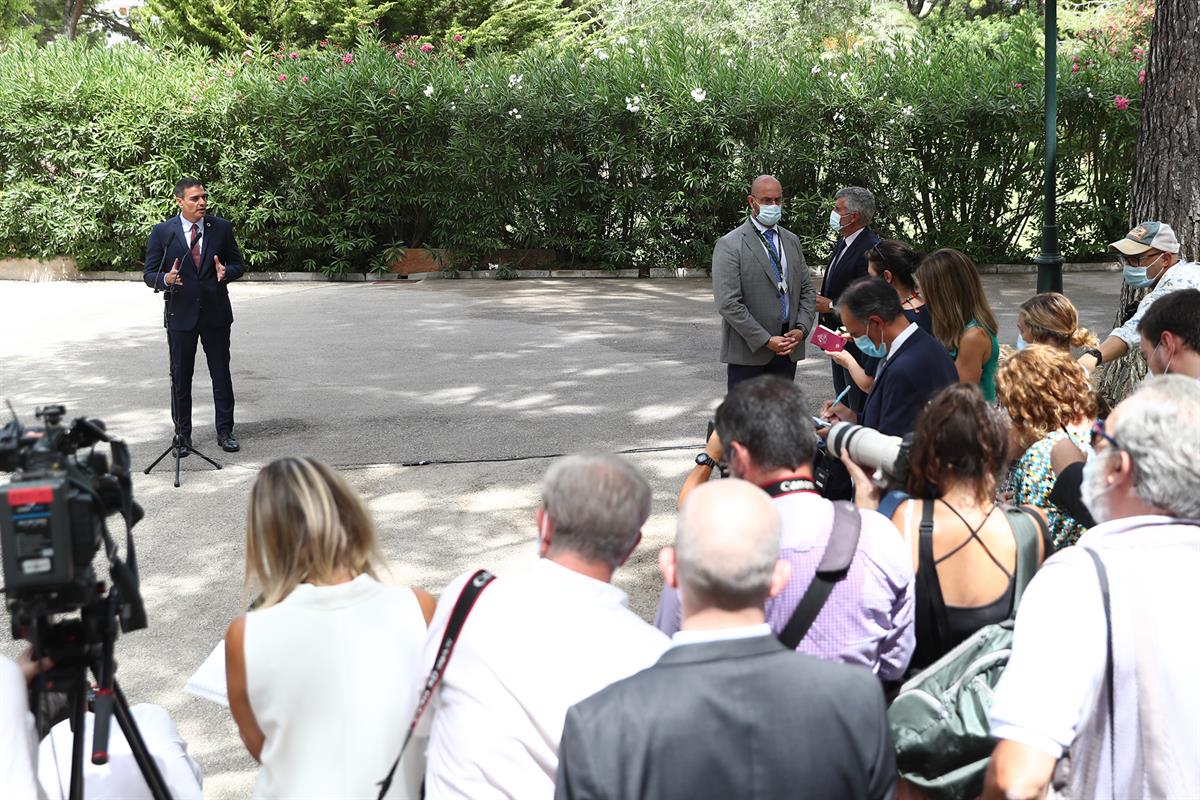 12/08/2020. Despacho de Pedro Sánchez con Felipe VI. El presidente del Gobierno, Pedro Sánchez, atiende a los medios de comunicación al térm...