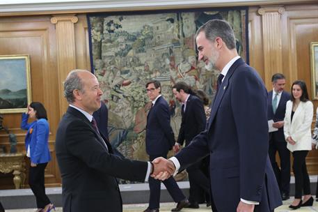 13/01/2020. Toma de posesión del Gobierno presidido por Pedro Sánchez. El ministro de Justicia, Juan Carlos Campo Moreno, saluda al rey Feli...