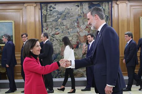 13/01/2020. Toma de posesión del Gobierno presidido por Pedro Sánchez. La ministra de Defensa, Margarita Robles Fernández, saluda al rey Fel...