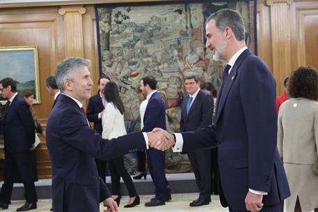 13/01/2020. Toma de posesión del Gobierno presidido por Pedro Sánchez. El ministros del Interior, Fernando Grande-Marlaska Gómez, saluda al ...