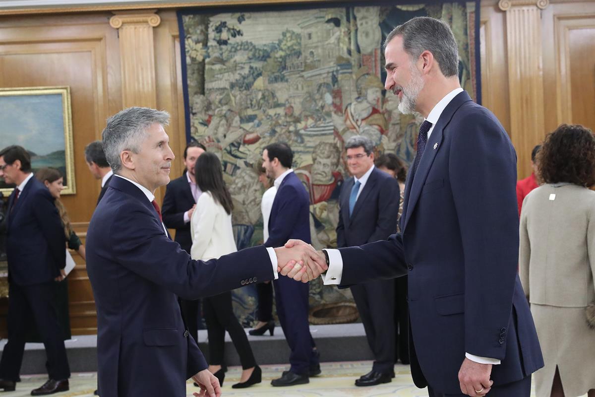 13/01/2020. Toma de posesión del Gobierno presidido por Pedro Sánchez. El ministros del Interior, Fernando Grande-Marlaska Gómez, saluda al ...