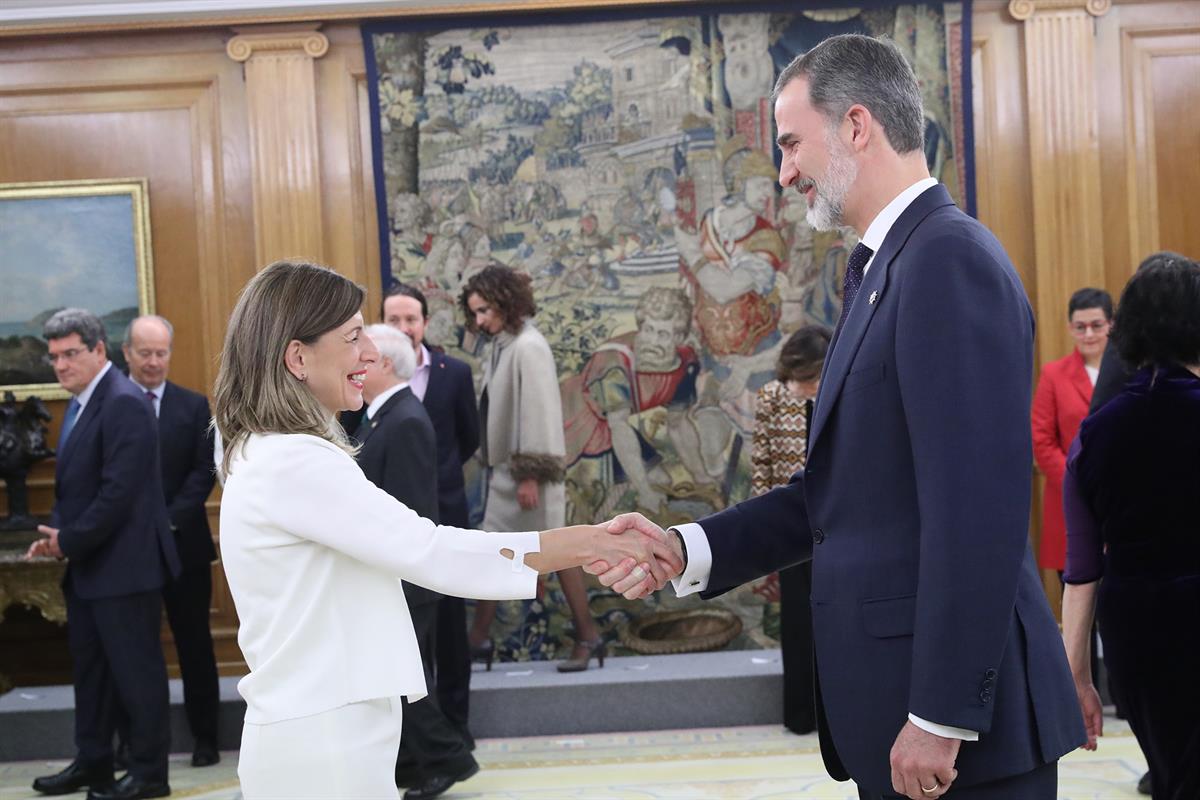 13/01/2020. Toma de posesión del Gobierno presidido por Pedro Sánchez. La ministra de Trabajo y Economía Social, Yolanda Díaz Pérez, saluda ...