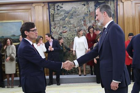13/01/2020. Toma de posesión del Gobierno presidido por Pedro Sánchez. El ministro de Sanidad, Salvador Illa Roca, saluda al rey Felipe VI t...