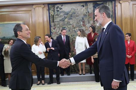 13/01/2020. Toma de posesión del Gobierno presidido por Pedro Sánchez. El ministro de Ciencia e Innovación, Pedro Duque Duque, saluda al rey...