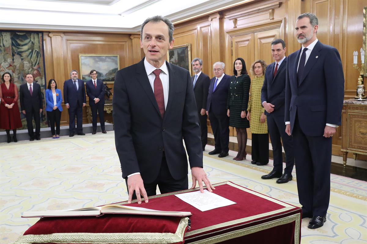 13/01/2020. Toma de posesión del Gobierno presidido por Pedro Sánchez. El ministro de Ciencia e Innovación, Pedro Duque Duque, promete su cargo.