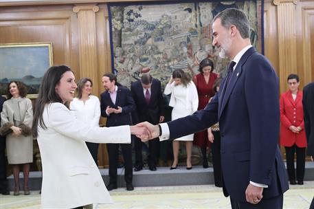 13/01/2020. Toma de posesión del Gobierno presidido por Pedro Sánchez. La ministra de Igualdad, Irene Montero Gil, saluda al rey Felipe VI t...